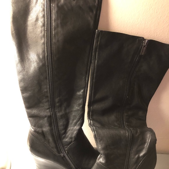 Kenneth Cole knee high wedge boots with curved zipper. Size 6. - Picture 5 of 7